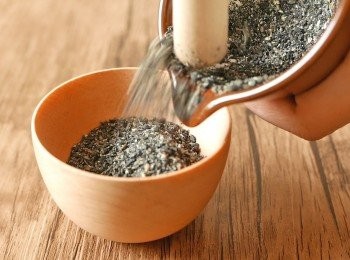 step3: 用磨缽把黑芝麻稍為磨碎，不用磨得太碎，盛起備用。