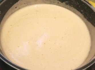 step15: - 把拌好的蛋糊拌入牛奶
- 牛奶糊拌好後，開小火邊捧邊煮