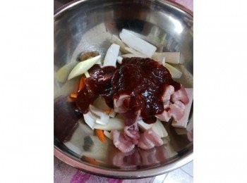 step3: 把豬肉，蔬菜和<span class="group_2">醬料</span>均勻混合在一起