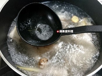 step5: 浮沫要撈起來。