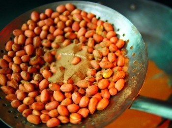 step2: 2.用漏勺把花生取出。