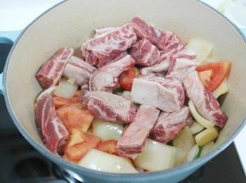 step4: 炒到香氣出來後加入牛肉一起拌炒~~