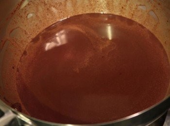 step1: 將鮮奶、巧克力豆、可可粉與奶油，一起用文火融化，需要不時攪拌，以免底部燒焦。也可以使用隔水加熱來操作。