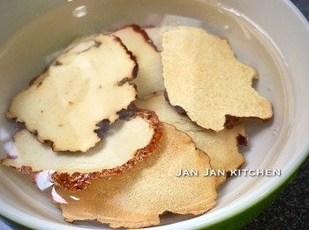 step1: 這個是虎乳靈芝，其實它不屬靈芝科，屬真菌科。浸10分鐘沖淨。藥店買唔貴吖，$50有1両，可以用3次。