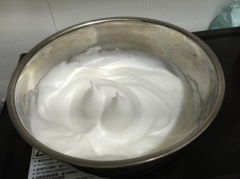 step2: 用電動打蛋器抵速打蛋白至出現粗泡，然後把糖分為3次加入（每次1/3糖）用高速打至企身。
