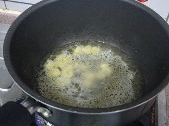 step3: 贊雞湯煮至大滾（不用太多， 差不多浸過青口便可）