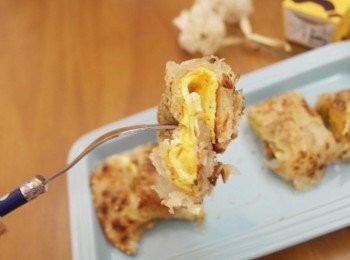 step10: 起士香還有蛋香~~ 吃起來好香濃又帶點胡椒的香氣~~好吃^^b 很滿足的起士蛋抓餅呢!!!