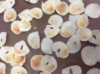 step4: 將烤脆的慈菇片取出平放上焗盤待涼