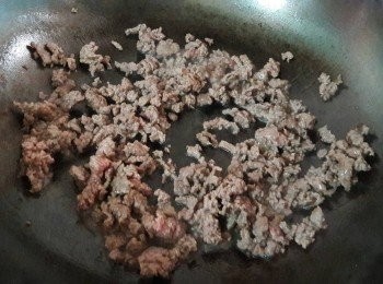step3: 炒鍋放1湯匙油燒熱加1茶匙蒜泥炒香 , 加入牛絞肉炒至偏金黃色