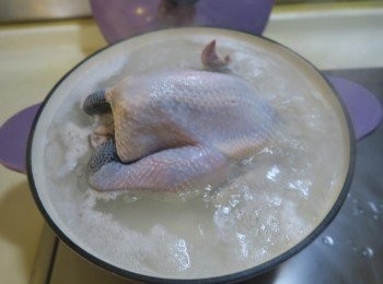 step1: 全雞滾水川燙表面雜質.放入鍋中加水淹過雞肉蓋上鍋蓋小火慢燉1小時