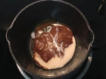 step4: 棕櫚糖略加溫後就會很快的焦化。（用砂糖者請不要放水，用小火煮到糖溶化變成琥珀色時即可） 接著放入鮮奶油和奶油混勻煮滾即可關火。