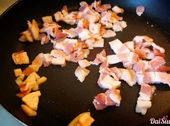 step7: 鍋子燒熱，放入煙肉至出油。