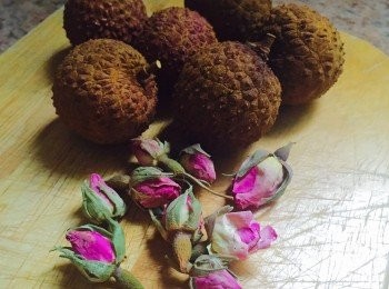 step1: 荔枝去皮去核，準備好玫瑰花。
