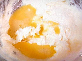step4: 蛋打散後分二次加入拌勻
