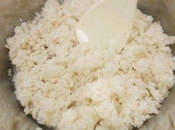 step6: 白飯倒入些許麻油~撒上些許鹽及白芝麻拌勻!!! 可以試一下味道唷~~~