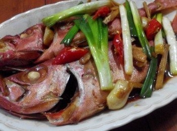 step1: 先紅目鰱洗淨，再把一些<span class="group_1">食材</span>備料：薑切片、青蔥切段、蒜頭、辣椒斜切，