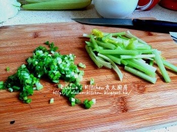step1: 蔥切粒 , 芹菜切段後用水沖一沖洗及瀝乾水份