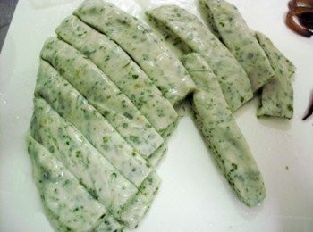 step1: 1.海苔蛋餅.黑木耳切絲備用 記得桂冠沙茶燒肉炒烏龍要先退冰