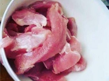 step1: 將瘦肉切片汆水，撈起洗淨備用