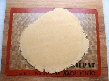 step12: 將鬆弛好的<span class="group_2">塔皮</span>麵糰拿至工作檯面,可先撒上一些麵粉以防沾黏,用桿麵棍將麵糰桿出約0.2公分的厚度。