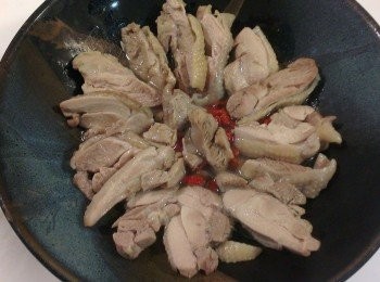 step7: 再從冰箱取出將以切好的雞肉片擺上