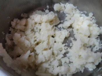 step4: 把蒸好的馬鈴薯用叉子壓碎 ; 鮭魚小心去掉魚刺再拆魚肉