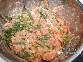 step6: 把所有的材料和<span class="group_2">煎餅調味</span>料放入一大盤中拌勻。