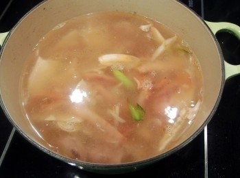 step7: 煮滾後轉小火先將小排及冬筍燉煮約30分鐘。之後再將魷魚,螺肉及一半的螺肉醬汁一起燉煮。醬汁裡已有鹹味,用量可依個人喜歡的濃厚味道做調整。