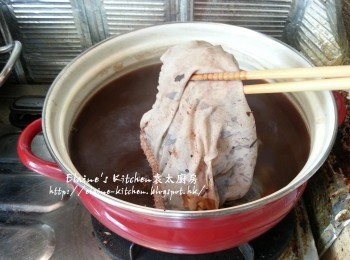 step6: 煲1小時後將魚袋盛起去掉