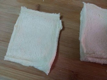 step2: 吐司去邊用乾淨的瓶子把麵包給壓平