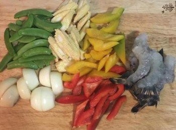step1: 蝦子去殼留尾巴，從背後剖開清除泥腸，用少許鹽和黑胡椒粉調味。 蔬菜洗淨瀝乾，甜豆去頭尾，小玉米斜切，甜椒都切成適當大小，洋蔥切塊。