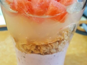 step6: 以層層叠方式將水果、乳酪、粟米片及檸香米粒排放好。