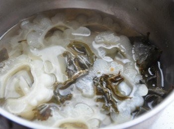 step2: 將少許茶葉放入水中一起滾煮後，加入苦瓜滾煮後撈起