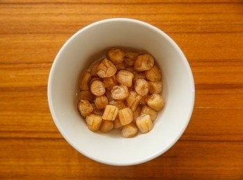 step1: 將干貝置於碗中並加入30ml的米酒，放入電鍋蒸15~20分鐘後備用。