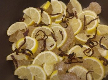 step7: 第一層檸檬片, 第二層冰糖, 再撒上陳皮絲. 如此類推。