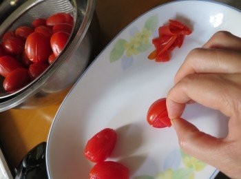 step5: 再撕去蕃茄表皮(當皮於煮10秒彼是會很容易撕開)