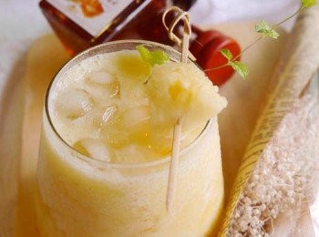 step1: *使用果汁機或是調理機打勻即可。
*如要多些冰沙口感，建議冰塊再放多一些~
*好喝的凍飲，天然的鳳梨汁，滑口香甜的純蜜香，好好喝唷~