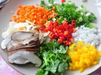 step3: 再將鮮蔬<span class="group_1">食材</span>切細丁或片狀