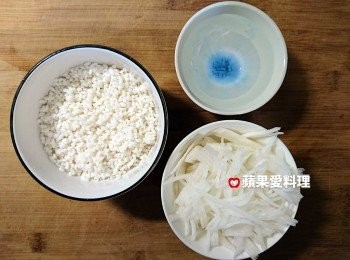 step1: 備妥<span class="group_1">食材</span>：白米洗淨，泡水一晚，用濾網將水份瀝乾。蘿蔔去皮刨絲。
