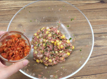 step6: 因愛吃辣，留了少許豬肉比自己來包泡菜餃子！（因你們喜好可落可唔落）