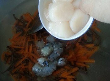 step13: 再加入鮮蝦及帶子焯10-15秒取出所有材料,隔去水份