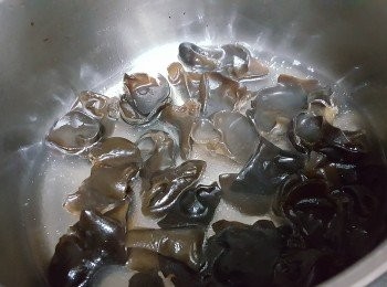 step4: 將雲耳出水1分鐘，撈起瀝水