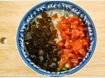 step3: 將洋蔥、小黃瓜、小番茄與黑木耳QQ圓切成丁狀，用香油、黑胡椒粒與紅椒椒粉來調味。