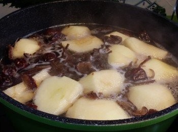 step6: 之後用一個大煲，放入適量的水分，將全部材料，放入去煲，大火煲滾後，轉小火，繼續煲2小時.....，落少許鹽,試味。