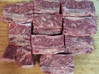 step3: 牛小排兩面都抹上適量的鹽與少許胡椒粉；