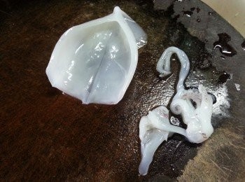 step1: 鮮魷洗淨去衣,切去鬚部份不用