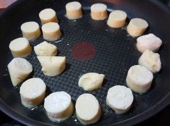 step4: 用平底鑊,加上油將兩邊豆腐煎香