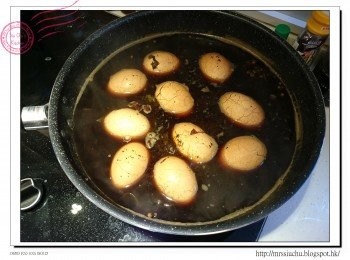 step5: 把雞蛋放回鍋中, 轉小火煮2小時。期間如水量減少需加水保持水位高過雞蛋。