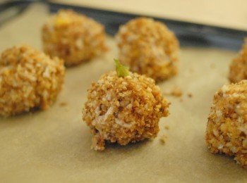 step5: 放在烘焙紙上，放入已預熱180度焗爐，焗約25至30分鐘即成！