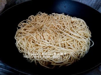 step1: 伊麵放入水中用中火煮至散 , 盛起沖一沖洗及瀝乾